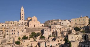 Matera bayramı, yaz, tarihi Matera taşı manzarası mavi gökyüzünün altında çan kulesi 2019 Avrupa Kültür Başkenti, İtalya 'da kültürel bayram ve turizm kavramı ve