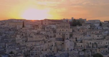 Matera bayramı, yaz, tarihi Matera taşı manzarası günbatımı renkli gökyüzü altında çan kulesi, 2019 Avrupa Kültür Başkenti, İtalya 'da kültürel bayram ve turizm kavramı ve gastronomi ve