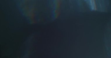 Mavi sızıntılar, parlak noel arkaplanı Bokeh ile birlikte yüzüyor, mutlu noeller.