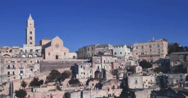 Matera bayramı, yaz, tarihi Matera taşı manzarası mavi gökyüzünün altında çan kulesi 2019 Avrupa Kültür Başkenti, İtalya 'da kültürel bayram ve turizm kavramı ve