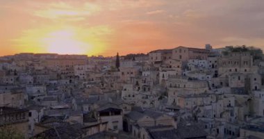 Matera bayramı, yaz, tarihi Matera taşı manzarası günbatımı renkli gökyüzü altında çan kulesi, 2019 Avrupa Kültür Başkenti, İtalya 'da kültürel bayram ve turizm kavramı ve gastronomi ve
