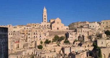 Matera bayramı, yaz, tarihi Matera taşı manzarası mavi gökyüzünün altında çan kulesi 2019 Avrupa Kültür Başkenti, İtalya 'da kültürel bayram ve turizm kavramı ve