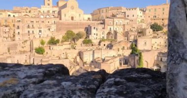 Matera bayramı, yaz, tarihi Matera taşı manzarası mavi gökyüzünün altında çan kulesi 2019 Avrupa Kültür Başkenti, İtalya 'da kültürel bayram ve turizm kavramı ve