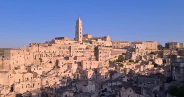 Matera bayramı, yaz, tarihi Matera taşı manzarası mavi gökyüzünün altında çan kulesi 2019 Avrupa Kültür Başkenti, İtalya 'da kültürel bayram ve turizm kavramı ve