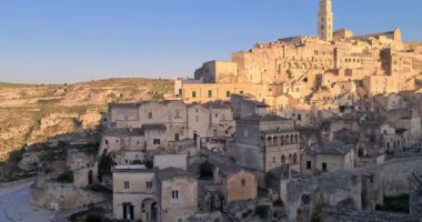Matera bayramı, yaz, tarihi Matera taşı manzarası mavi gökyüzünün altında çan kulesi 2019 Avrupa Kültür Başkenti, İtalya 'da kültürel bayram ve turizm kavramı ve