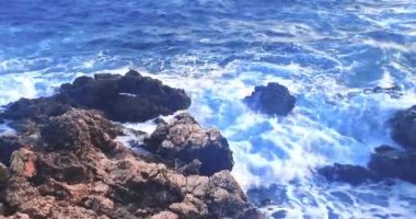 Yaz, deniz dalgalarının mavi gökyüzünün altındaki kayalık sahile düştüğü yerden manzara, tatil ve tatil kavramı, Porto Cesario Lecce