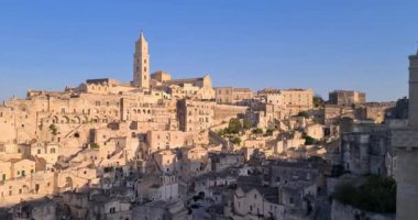 Matera bayramı, yaz, tarihi Matera taşı manzarası mavi gökyüzünün altında çan kulesi 2019 Avrupa Kültür Başkenti, İtalya 'da kültürel bayram ve turizm kavramı ve