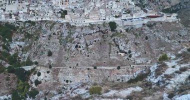 Matera bayramı, yaz, tarihi Matera taşı manzarası mavi gökyüzünün altında çan kulesi 2019 Avrupa Kültür Başkenti, İtalya 'da kültürel bayram ve turizm kavramı ve