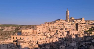 Matera bayramı, yaz, tarihi Matera taşı manzarası mavi gökyüzünün altında çan kulesi 2019 Avrupa Kültür Başkenti, İtalya 'da kültürel bayram ve turizm kavramı ve
