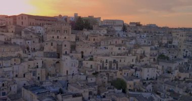 Matera bayramı, yaz, tarihi Matera taşı manzarası günbatımı renkli gökyüzü altında çan kulesi, 2019 Avrupa Kültür Başkenti, İtalya 'da kültürel bayram ve turizm kavramı ve gastronomi ve