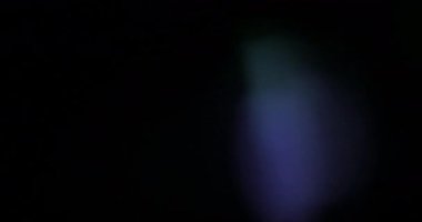 Çok renkli mavi sızıntılar ışıltılı Noel arkaplanı Bokeh ile birlikte yüzüyor, mutlu yıllar.