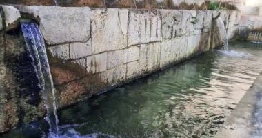 99 Sprout Çeşmesi, üç duvar arasında dağıtılan 99 jetli tarihi çeşme, (Fontana delle 99 cannelle), L 'Aquila, İtalya