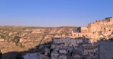 Matera bayramı, yaz, tarihi Matera taşı manzarası mavi gökyüzünün altında çan kulesi 2019 Avrupa Kültür Başkenti, İtalya 'da kültürel bayram ve turizm kavramı ve