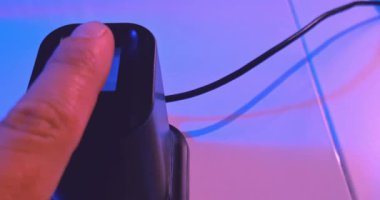 kullanıcı, bir dizüstü bilgisayar, güvenlik ve siber sistem yakınlarındaki bir güvenlik sistemine erişmek için parmak izi okuyucusunu kullanır