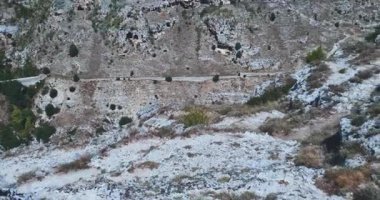Matera bayramı, yaz, tarihi Matera taşından yapılmış Noel panoraması, mavi gökyüzünün altında çan kulesi, 2019 Avrupa Kültür Başkenti, İtalya 'da kültürel bayram ve turizm kavramı ve