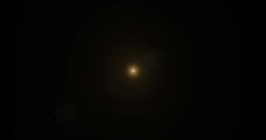 Altın sıcak renk parlak Mercek parlaması ışınları ışığı yanıp söner sızıntı hareketi için siyah arka plan, film adları üzerinde geçişler ve