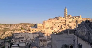 Matera bayramı, yaz, tarihi Matera taşı manzarası mavi gökyüzünün altında çan kulesi 2019 Avrupa Kültür Başkenti, İtalya 'da kültürel bayram ve turizm kavramı ve