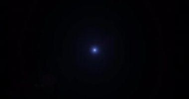 Nabız mavi ışık sızar ve mercek parlamaları örtülür, mavi soğuk renk efekti siyah üzerinde