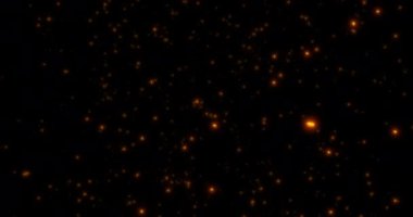 Kamp ateşinden kıvılcımlar saçar. Siyah arka planda kül yükselir. Tehlike patlaması.