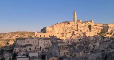 Matera bayramı, yaz, tarihi Matera taşı manzarası mavi gökyüzünün altında çan kulesi 2019 Avrupa Kültür Başkenti, İtalya 'da kültürel bayram ve turizm kavramı ve
