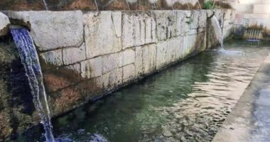 99 Sprout çeşmesi, üç duvar arasında dağıtılan 99 jetli tarihi çeşme, (Fontana delle 99 cannelle), L 'Aquila,