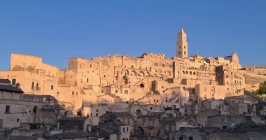Matera bayramı, yaz, tarihi Matera taşı manzarası mavi gökyüzünün altında çan kulesi 2019 Avrupa Kültür Başkenti, İtalya 'da kültürel bayram ve turizm kavramı ve