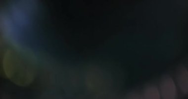 Çok renkli mavi sızıntılar ışıltılı Noel arkaplanı Bokeh ile birlikte yüzüyor, mutlu yıllar.