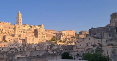 Matera bayramı, yaz, tarihi Matera taşı manzarası mavi gökyüzünün altında çan kulesi 2019 Avrupa Kültür Başkenti, İtalya 'da kültürel bayram ve turizm kavramı ve