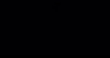 Mor pembe, mor alev halkası siyah arka planda, sihir ve enerji kavramında, planetaryumda belirir.