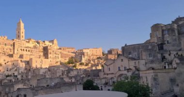 Matera bayramı, yaz, tarihi Matera taşı manzarası mavi gökyüzünün altında çan kulesi 2019 Avrupa Kültür Başkenti, İtalya 'da kültürel bayram ve turizm kavramı ve