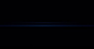 Mavi ışık yatay sızıntıları ve mercek parlamaları, siyah üzerinde soğuk soğuk renk efekti