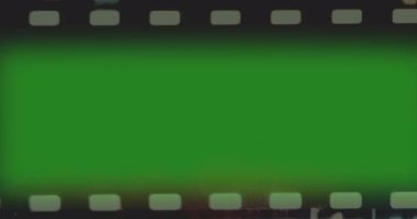 Film şeridi geçişi, krom anahtar yeşil ekran arka planı, eski filmin detayları, çizikler ve tahıllar, klasik şerit giriş, eski film konsepti