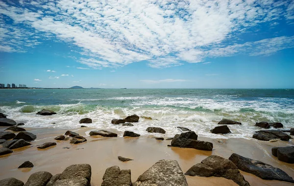 알렉산드라 해변에서 북쪽으로 시선을 오스트레일리아 퀸즐랜드주 선샤인 코스트 마루치도어 지역이다 로열티 프리 스톡 이미지