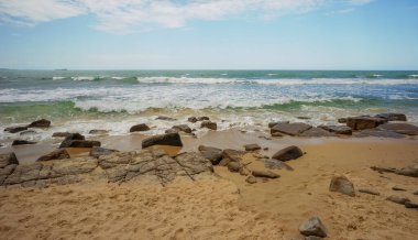 Aleksandra Burnu, Maroochydore, Queensland 'in dalgalı denizleri ve kayalık kıyıları.