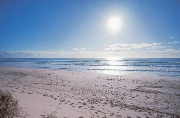 Słońce Wschodzące Fale Łamie Piaszczystym Wybrzeżu Koncepcyjne Tło Letnie Wakacje — Zdjęcie stockowe