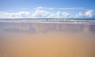 Sahildeki yaşam tarzının fotokopi alanı var. Tatil tatili için tatil yeri. İlham verici bir atmosfer. Balayı sörfü macerası. Günışığı Sahili Queensland.