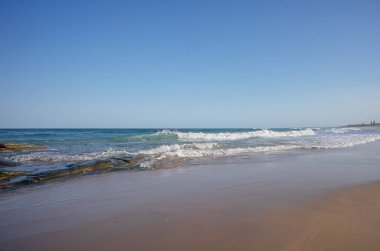 Point Cartwright, Buddina, Sunshine Coast, Queensland, Avustralya, çok popüler bir tatil ve turizm bölgesi olan Point Cartwright, Avustralya 'nın güneyinde dalgalar dalgalanır..