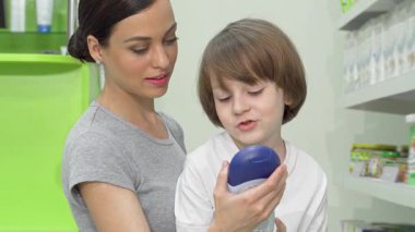 Şefkatli bir anne ve tapılası oğlu renkli bir eczane koridorunda bir şişe duş jelini birlikte inceliyorlar. Ortak merakları ve bağlantıları