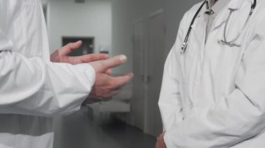 Crisp labaratuar önlüklü tanınmayan iki doktor sıkı bir tokalaşma içinde, sağlık alanında güven ve işbirliğini sembolize ediyorlar. Bu güçlü an takım çalışmasının özünü yakalar ve...