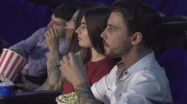 Canlı dört arkadaştan oluşan bir grup rahat sinema koltuklarında oturup, kendilerini filme daldıran kahkahalar ve patlamış mısırları paylaşıyorlar. Animasyon ifadeleri ve samimi atmosferleri dostluk ve eğlencenin hoş bir sahnesini yaratır.