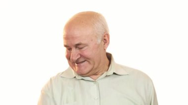 Neşeli yaşlı bir adam, gücünü ve canlılığını gösteren parlak sarı bir dambılı kaldırırken mutlulukla ışıldıyor. Baş parmak hareketi olumlu ve motivasyon saçıyor, başkalarına aktif bir yaşam tarzını benimsemeleri ve sağlığa öncelik vermeleri için ilham veriyor.