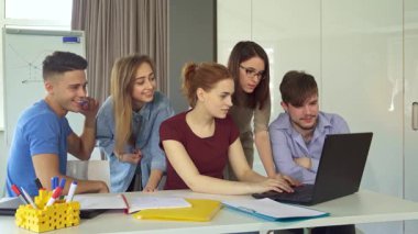 Beş yaratıcı genç profesyonelden oluşan canlı bir grup gösterişli bir ofis masasında hevesle işbirliği yapıyor. İki şık kadın, nişanlı kadın iş arkadaşlarıyla içgörülerini paylaşırken, üç yakışıklı beyaz erkek de fikirlerini paylaşıyor.