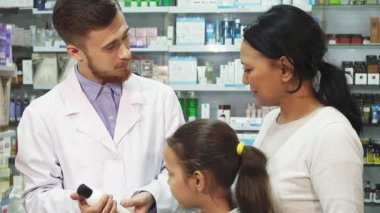 Zarif sakallı, arkadaş canlısı genç bir eczacı canlı bir eczanede annesi ve kızıyla samimi bir şekilde nişanlanıyor. Bir tüp ilaç sergiliyor, gülümseme ve sağlık ve güzellikle dolu hoş bir sohbeti ateşliyor.