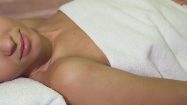 Kamera, o gençleştirici bir spa deneyimi yaşarken onun mutlu yüz ifadesini yakalayarak kızların üzerinde sorunsuzca süzülüyor. Uzun, sarı saçları usulca dalgalanır. Huzurlu atmosfer güzelleşirken huzurlu hatlarını çerçeveler.