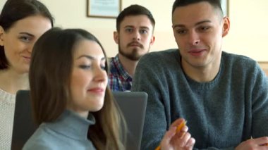 Neşeli bir kız öğrenci, parlak bir üniversite konferans salonunda erkek sınıf arkadaşıyla birlikte gülüyor. Etrafı özenli akranlarla çevrili. Uzun saçlı, çekici beyaz kız notlarına odaklanmış, esmer adam ise arkasında oturmuş, onu izliyor.