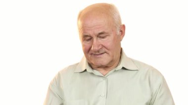 Kameraya gri saçlı neşeli yaşlı bir adam elinde bir çalar saati gururla tutuyordu. Bu canlı görüntü, zaman yönetiminin özünü ve emekliliğin kaygısız ruhunu yansıtıyor. Pozitiflik ve sıcaklık yayıyor.