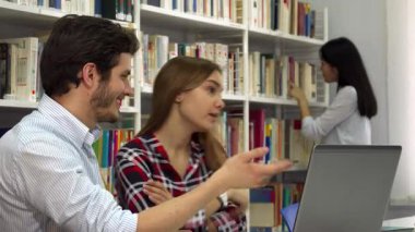 Canlı bir kütüphane ortamında, yakışıklı sakallı bir adam dizüstü bilgisayarda kafası karışmış güzel kahverengi saçlı bir kızla konuşurken hareketler yapar. Bu yoğun değişim, üçüncü olarak akademik işbirliğinin özünü yansıtıyor.