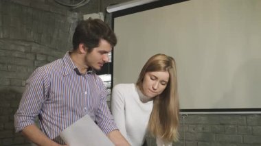 Yakışıklı genç bir iş adamı ve güzel bayan meslektaşı şık bir ofis ortamında önemli belgeler üzerinde tartışırlar. Kağıtları incelerken işbirliği ruhları parlıyor. Profesyonelliği ve takım çalışmasını somutlaştırıyorlar.