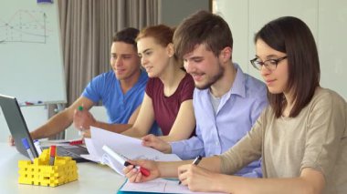 Çağdaş bir ofiste, güzel beyaz bir kızın renkli bir kalemle bir kağıt parçasına tutkuyla çizdiği canlı bir sahne sergileniyor. Yakışıklı bir esmer adam ve diğer iki nişanlı meslektaşla çevrili bu dinamik grup