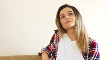 Güzel bir genç kız, odasındaki yumuşak bir kanepede düşünceli bir şekilde oturur ve uzaktan hayallere dalarak seyreder. Uzun ömre saçı omuzlarının üzerinde dalgalanır ve pencereden gelen sıcak ışık onun huzurlu ifadesini güçlendirir ve sakin bir atmosfer yaratır.